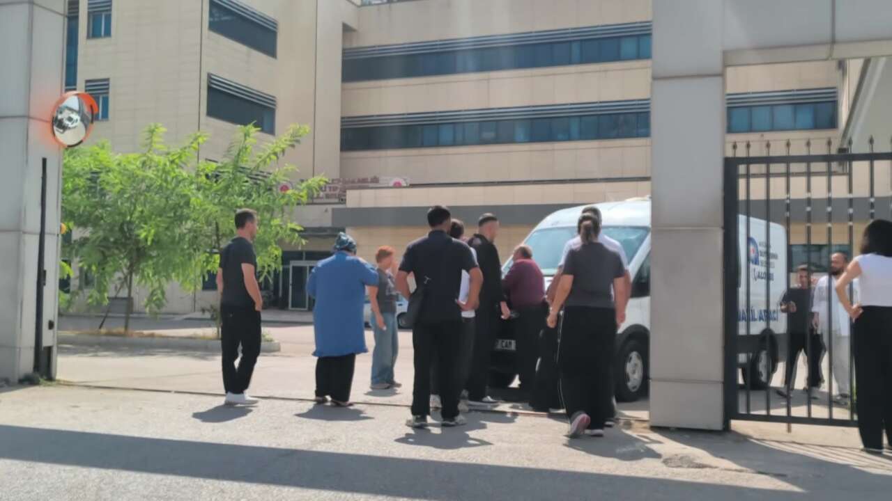 Cenaze aracının önüne atladı! Annenin acı feryadı yürek yaktı 1